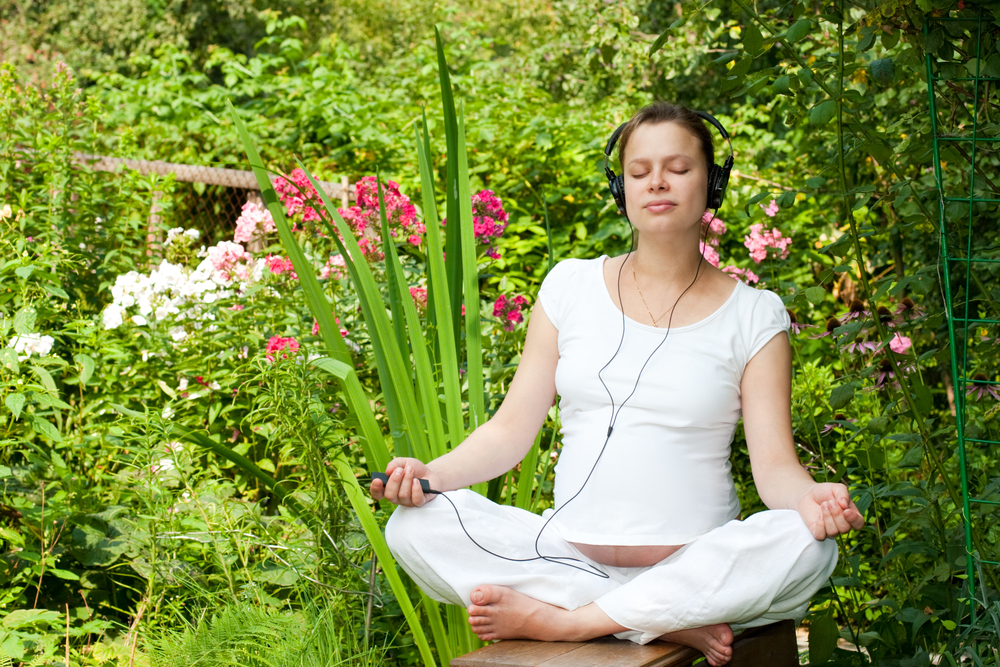 Frau nutzt Meditationsmusik